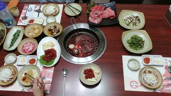 소고기가 진짜 맛있는 곳 ‘장수한우명품관’의 기본 상차림이다.
