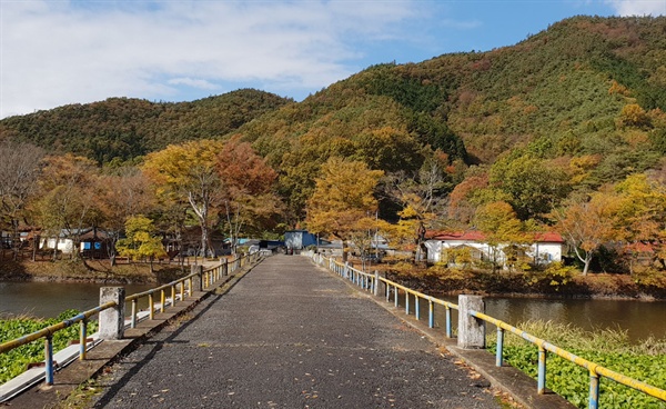 둔동마을로 오가는 동복천 다리. 낡고 추레한 다리가 가을풍경과 잘 어우러진다.