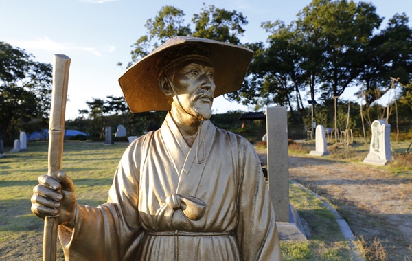 난고 김병연 동상. 둔동숲정이 건너편 구암마을에 자리하고 있다.