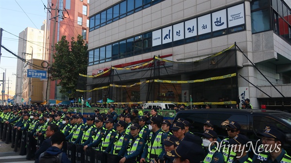 전국택배연대노동조합이 4일 오후 서울 영등포구 국회 앞에서 ‘택배노동자 처우개선 재벌 특혜 중단 생활물류서비스법 제정 촉구 11/4 택배노동자대회’를 개최했다.