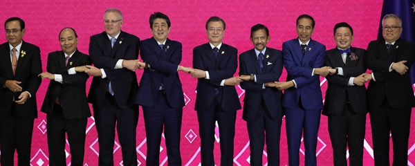 문재인 대통령(오른쪽 다섯번째)이 4일 방콕 임팩트 포럼에서 열린 역내포괄적경제동반자협정에서 아베 일본 총리 등과 기념촬영을 하고 있다.
