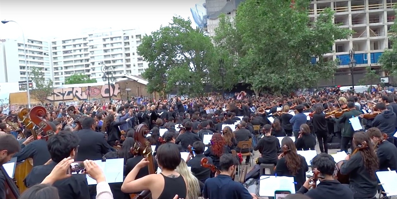 지난달 27일 칠레 시민들이 빚어낸 오케스트라 시위. (유투브 캡처)