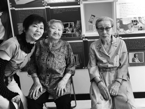 2017년 9월 12일, 전쟁과여성인권박물관을 방문했다. 왼쪽부터 쓰즈키 스미에, 길원옥 할머니, 김복동 할머니. 
