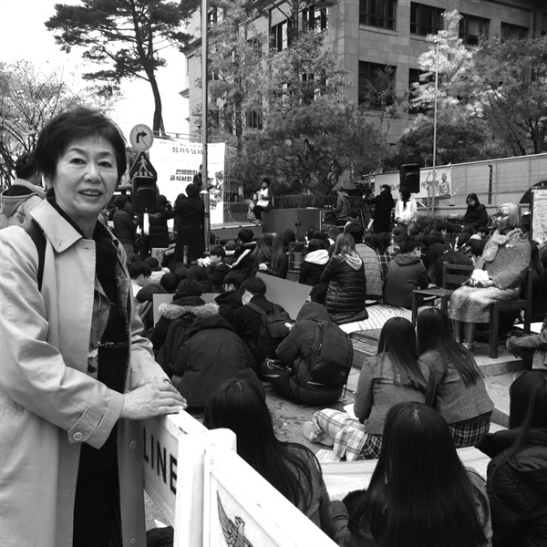 2018년 11월 7일, 일본군 성노예제 문제해결을 위한 정기 수요시위에서 참석한 쓰즈키 스미에 씨. 