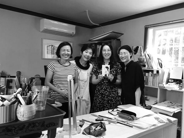 2019년 8월 23일, 김금숙 작가의 작업실에서. 왼쪽부터 김금숙 씨, 쓰즈키 스미에 씨, 리령경 씨, 강제숙 씨. 