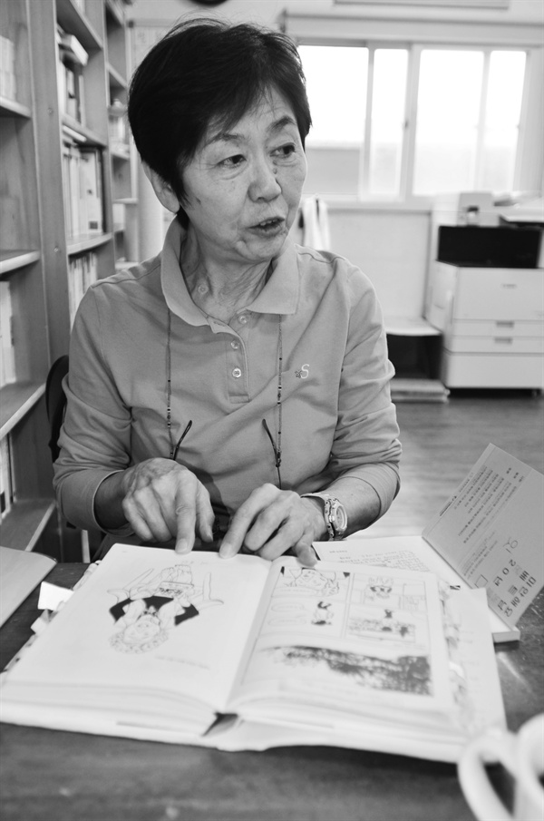 2019년 10월 6일, 작은책 사무실을 방문한 쓰즈키 스미에 씨. 만화책 《풀》에 나온 이옥선 할머니 장면을 보여 주며 설명하고 있다.