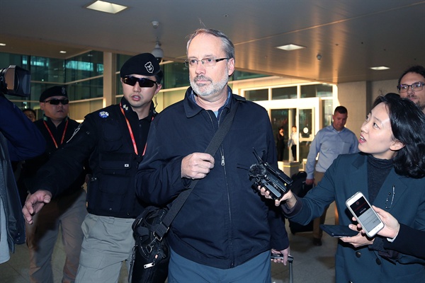 제임스 드하트 미국 방위비협상대표. 사진은 2019년 11월 5일 오후 인천국제공항을 통해 입국해 취재진의 질문을 받고 있는 모습. 
