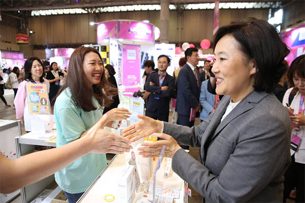  박영선 중소벤처기업부 장관이 지난 5월 일본에서 열린 '케이콘(KCON) 2019 재팬'의 중소기업의 판촉전에서중소기업인들을 격려하고 있다.