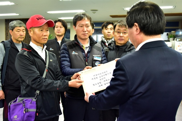 강성규 본부장과 철도노조 간부들이 더불어민주당 부산시당에 요구안을 전달하고 있다.