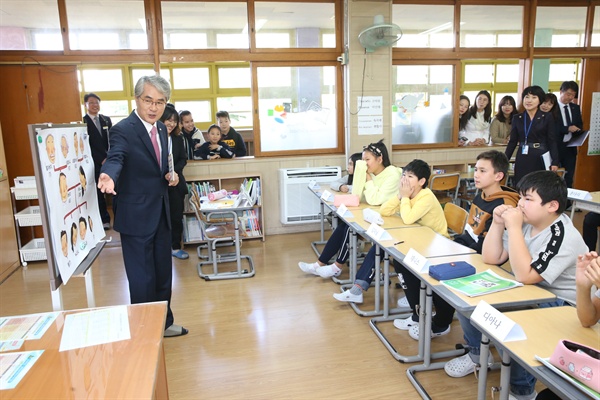 박종훈 경남도교육감은 6일 김해 동광초등학교에서 '다문화교육 체험'으로 현장과 소통 활동을 벌였다.