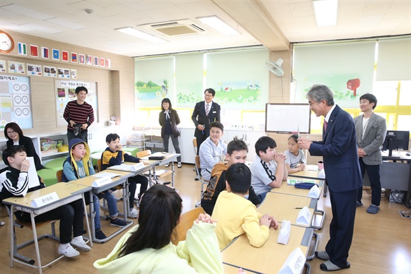 박종훈 경남도교육감은 6일 김해 동광초등학교에서 '다문화교육 체험'으로 현장과 소통 활동을 벌였다.