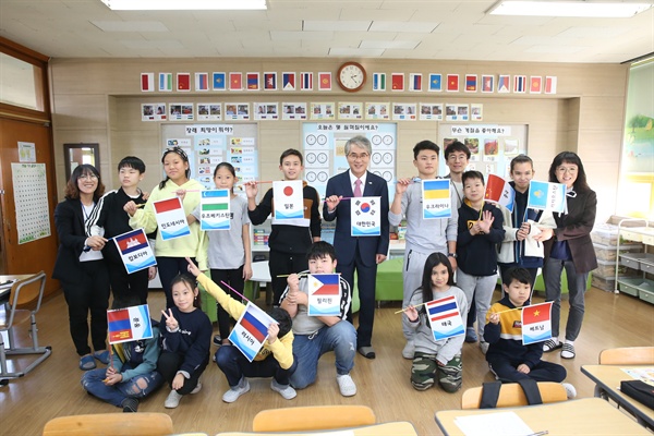 박종훈 경남도교육감은 6일 김해 동광초등학교에서 '다문화교육 체험'으로 현장과 소통 활동을 벌였다.