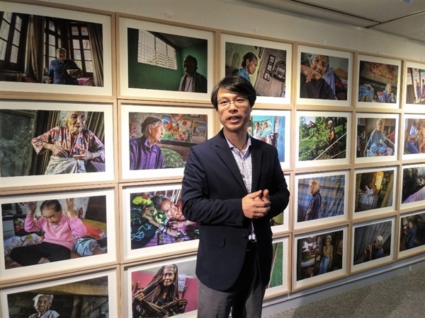 안세홍의 뒤에 전시된 사진들은 모두 아시아 각지에서 촬영된 위안부 피해 여성들이다. 