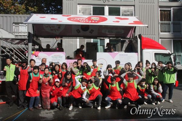 수성대학교 학생들과 교수 등 30여 명은 6일 대구 황금복지관에서 어르신을 위한 사랑의 짜장면 봉사활동을 펼쳤다.