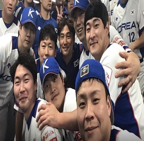  경기 후 승리를 만끽하고 있는 한국 대표팀
