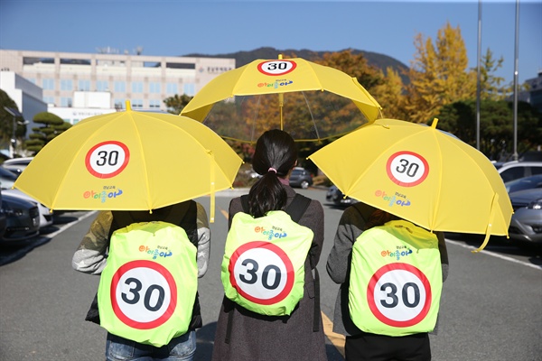 경남도교육청이 제작해 보급하는 안심가방덮개와 안심우산.