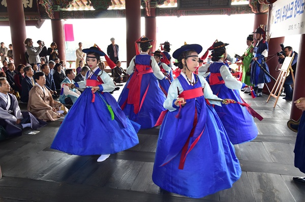 7일 진주 촉석루에서 열린 '유네스코 창의도시 네트워크 가입 선포 기념식'.