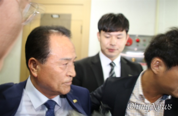 건설업자로부터 뇌물을 받은 혐의로 구속영장이 청구된 김영만 경북 군위군수가 지난 7일 오후 영장실질심사를 받은 후 법정을 빠져나가고 있다.