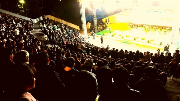 홍성의 한 대학에서 축제가 열렸다. 7일 늦은 오후 노천극장에서 많은 학생들 이 학교 동아리 공연을 관람하고 있다.  