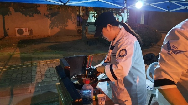 요리를 전공하는 학생들은 깔끔한 조리 복장을 입고, 능숙한 손놀림으로 참치김밥과 잡채를 즉석에서 조리하는 등 인기 만점이었다.