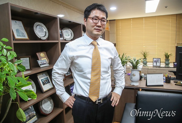 이영기 변호사는 검찰이 정치적 사건을 처리하기 때문에 '정치검찰' 문제가 나온다고 지적했다.

