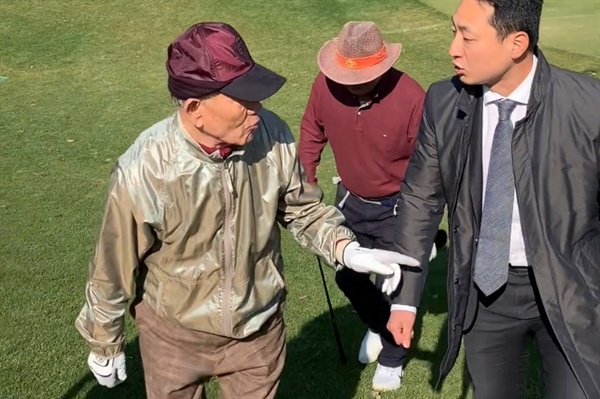 임한솔 정의당 서대문구의원은 7일 강원 홍천의 한 골프장에서 골프 치는 전두환씨를 촬영한 영상을 공개했다. 