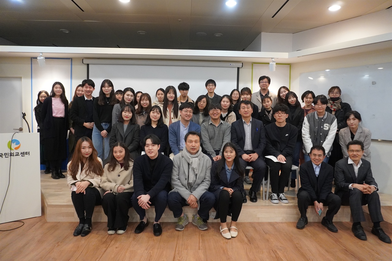 지난 7일 광화문 1번가 열린소통포럼 서울에서 지상청 3회 포럼이 끝나고 대학생들과 전문가 위원들이 기념촬영하고 있다.