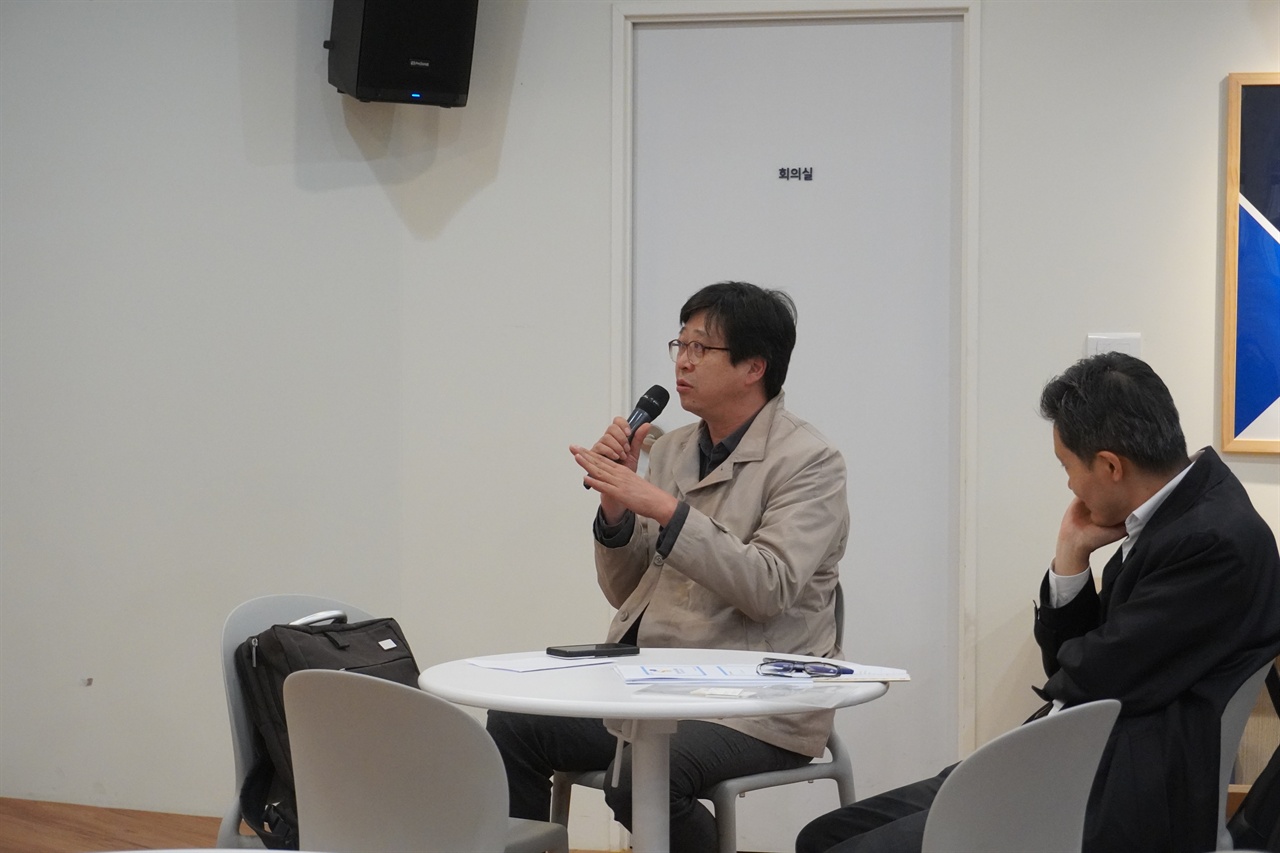 패널토론 이후 이어진 청중토론에서 박주원 지속가능경영재단 CSR센터장이 질의하고 있다.