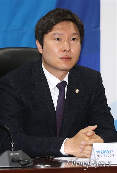 더불어민주당 김해영 최고위원이 8일 오전 국회 의원회관에서 열린 확대간부회의에 참석하고 있다. 