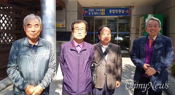 이명춘 변호사(오른쪽)와 한국전쟁전후민간인희생자 경남유족회 노치수 회장(왼쪽 두번째), 유가족들이 희생자들의 재심 공판을 벌인 뒤 창원지법 마산지원에서 나오면서 함께 했다.