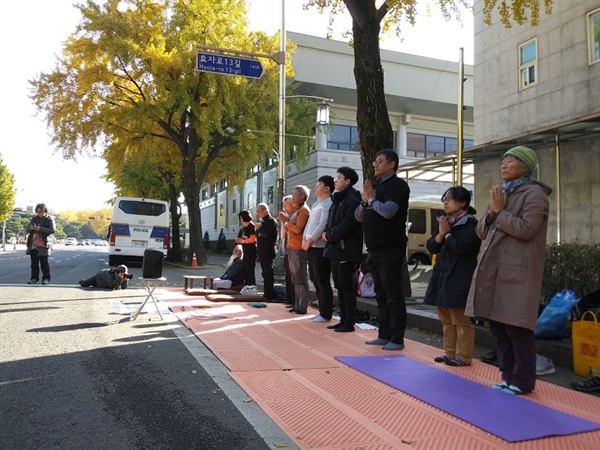 정화대 인근 효자동길가에서 청와대를 향해 매일 10시에 모여 '제주제2공항건설 취소를 위한 묵주 기도회'를 하고 있다. 4시에는 청와대 앞에서 미사가 있다.