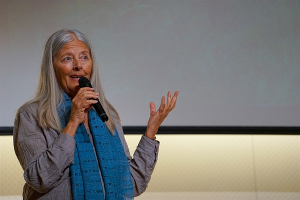 세계적인 환경운동가로 책 < 오래된 미래 >의 저자인 헬레나 노르베리 호지 로컬퓨처스 대표