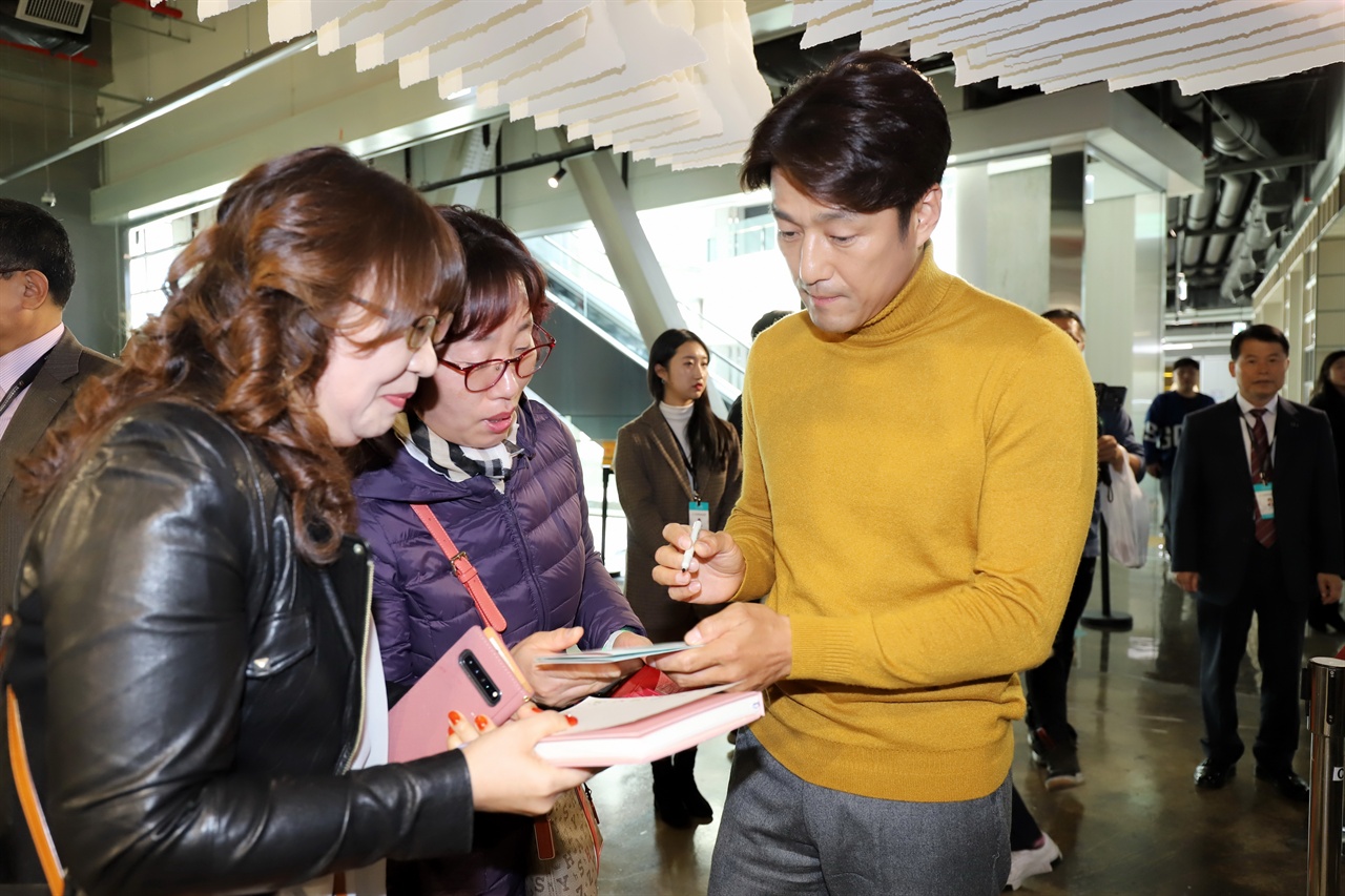 8일 청주공예비엔날레를 방문한 배우 지진희 씨가 팬들에게 싸인을 하고 있다.