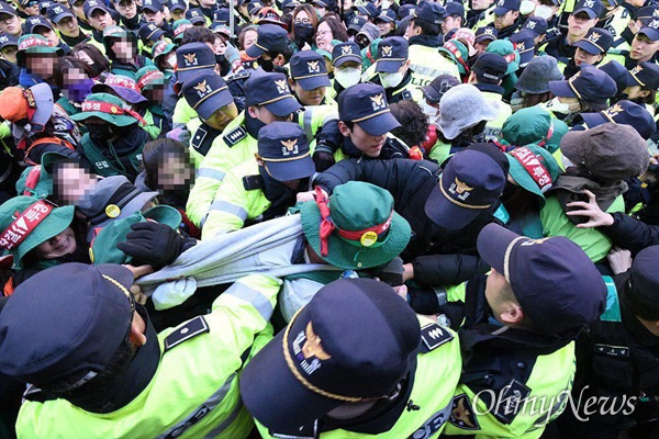 해고된 고속도로 요금수납원들이 11월 8일 오후 청와대 앞에서 시위를 벌이다 대거 경찰에 연행되었다.