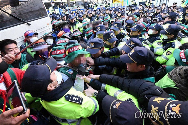 해고된 고속도로 요금수납원들이 11월 8일 오후 청와대 앞에서 시위를 벌이다 대거 경찰에 연행되었다.