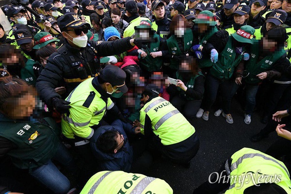 해고된 고속도로 요금수납원들이 11월 8일 오후 청와대 앞에서 시위를 벌이다 대거 경찰에 연행되었다.