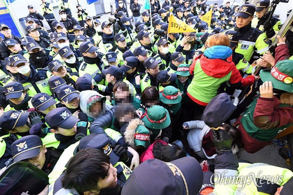 해고된 고속도로 요금수납원들이 11월 8일 오후 청와대 앞에서 시위를 벌이다 대거 경찰에 연행되었다.