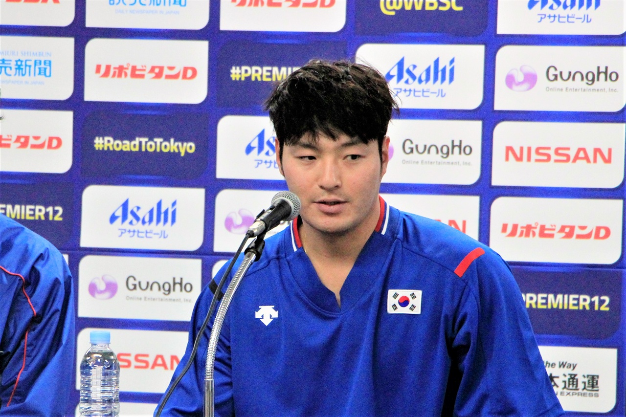 박병호 선수가 8일 쿠바와의 경기가 끝나고 열린 기자회견에서 답변하고 있다.