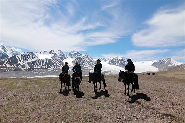 4륜구동 차량에 식량과 텐트를 싣고 한달간 몽골여행했던 필자 일행이 타왕복드가 보이는 지점에서 기념촬영했다. 