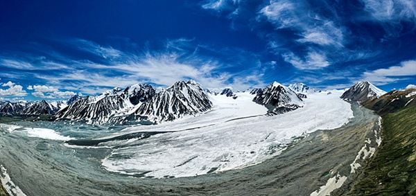 만년설에 둘러싸인  타왕복드 전경으로 빙하가 흐르고 있다. 타왕복드란 다섯개의 봉우리가 있는 산이란 뜻으로 몽골인들이 성산으로 여긴다.  '후이텐' 봉은  높이 4374m에 달하는 몽골 최고봉이다