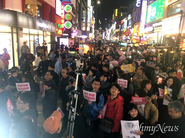 적폐청산?사회대개혁 부산운동본부는 9일 저녁 부산 서면 쥬디스태화 앞에서 “검찰적폐, 언론적폐, 친일적폐 청산 7차 부산시민대회”를 열었다.