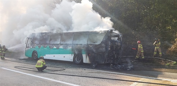 경부고속도로 부산 방향의 양산휴게소 인근에서 고속버스 화재 발생.