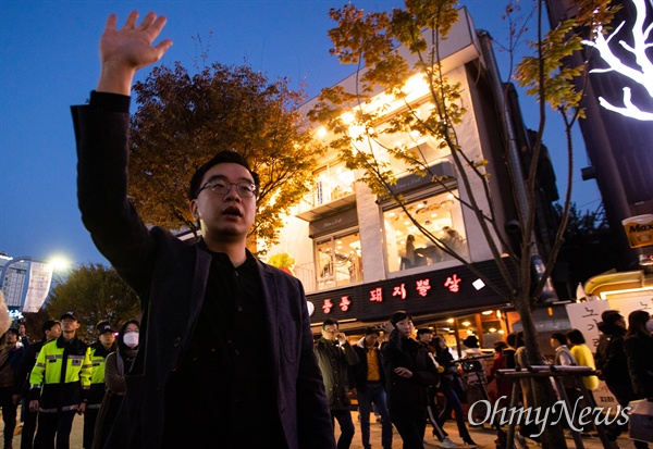 얀 호 라이 홍콩 민간인권진선 부의장이 9일 오후 서울 마포구 홍대입구역 인근에서 열린 '홍콩 민주주의 지지 집회'에 참석해 홍콩시위의 5대 요구안을 상징하는 다 섯 손가락을 펼치며 행진을 하고 있다. 이 집회에는 국내 거주하는 홍콩인들과 지지하는 한국인들이 참석했다. 