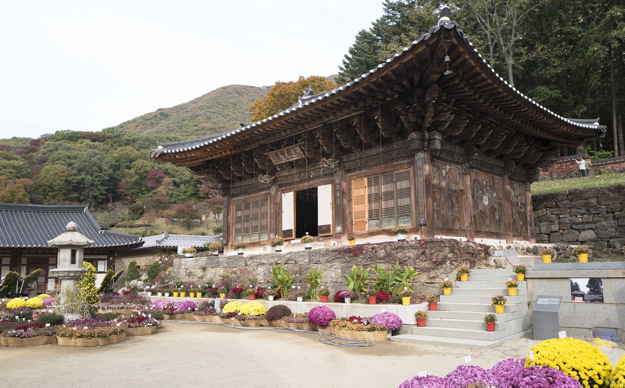 보광사 대웅보전     보광사 대웅보전에는 영조의 흔적이 많이 남아 있다. 대웅보전과 만세루를 중수하고, 대웅보전의 현판을 직접 썼다. 