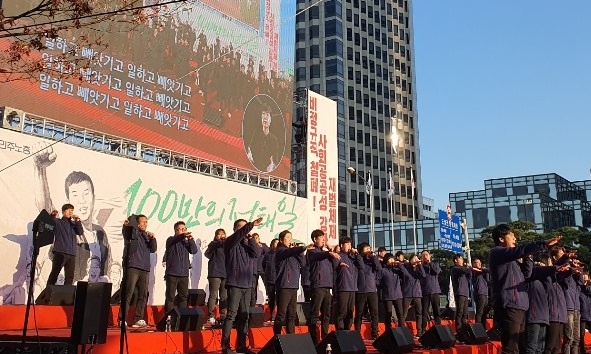 7일 서울 여의도 민주노총 전국노동자대회에서 무대 공연이 펼쳐지고 있다.