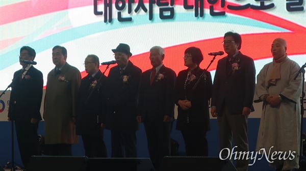 10일 오후 서울 중구 서울광장에서는 비가 오는 가운데 '의열단 창립 100주년 기념식'이 열렸다. 무대에 오른 의열단 후손들.