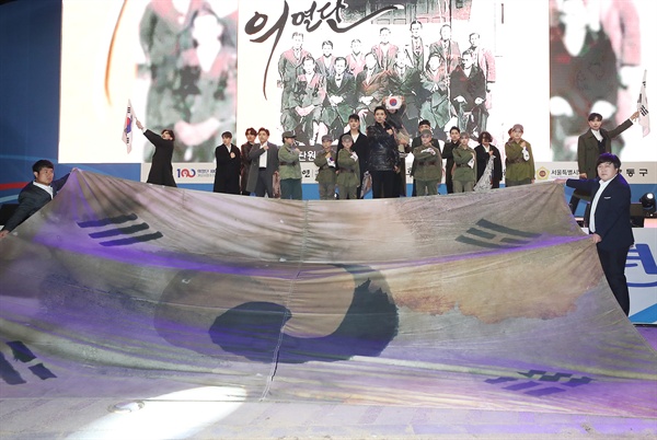 10일 오후 서울광장에서 의열단 100주년 기념식 공연이 열리고 있다.
