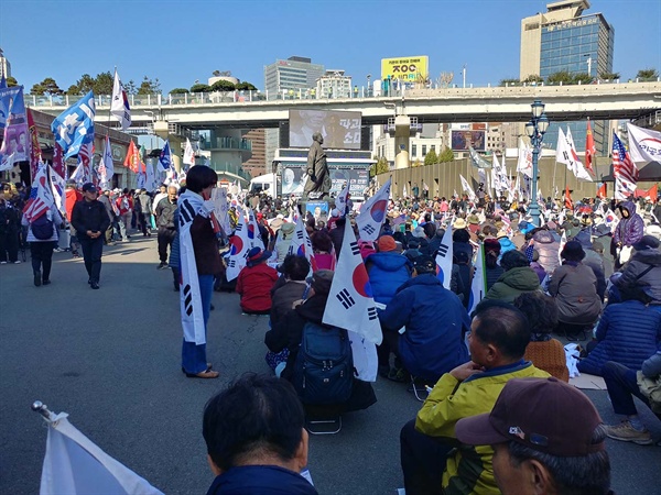 9일 서울역에서 열린 우리공화당 제153차 태극기 집회. 