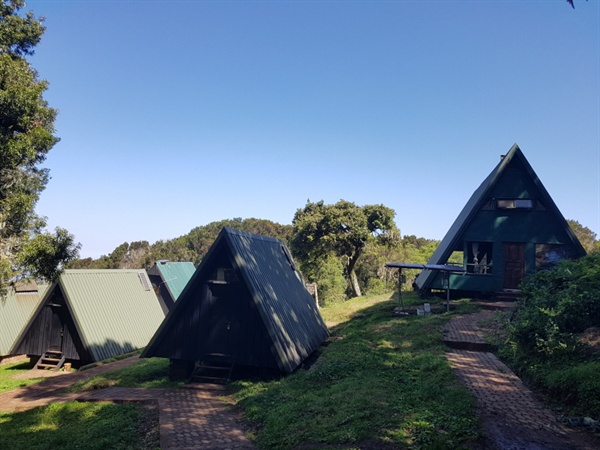 만다라 산장(Mandara Hut)의 모습 말랑구 게이트에서 약 8km 떨어져 있으며 3시간 정도 등산을 해야 도달할 수 있다. 대다수 사람들이 길게 휴식하는 곳이며, 키보 정상까지 가는 관광객들은 이곳부터 세 차례 더 산장에서 숙박을 하게 된다. 산장사이의 거리는 약 8~10시간 걸린다. 
