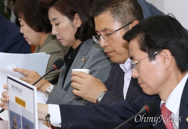 자유한국당 황교안 대표가 11일 오전 국회에서 열린 최고위원회의에서 목을 축이고 있다.